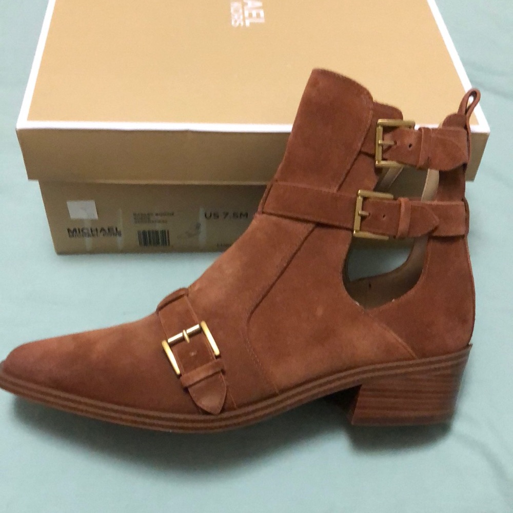 Boots - Picture 2 of 4